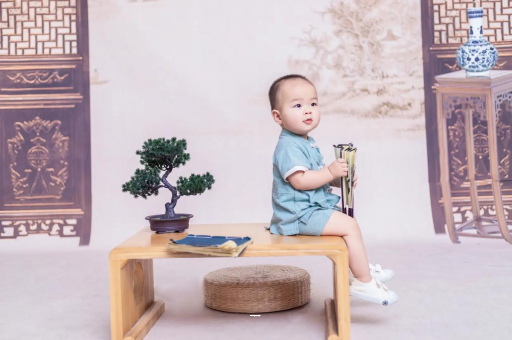 延边宝宝边吃奶边挣扎烦躁